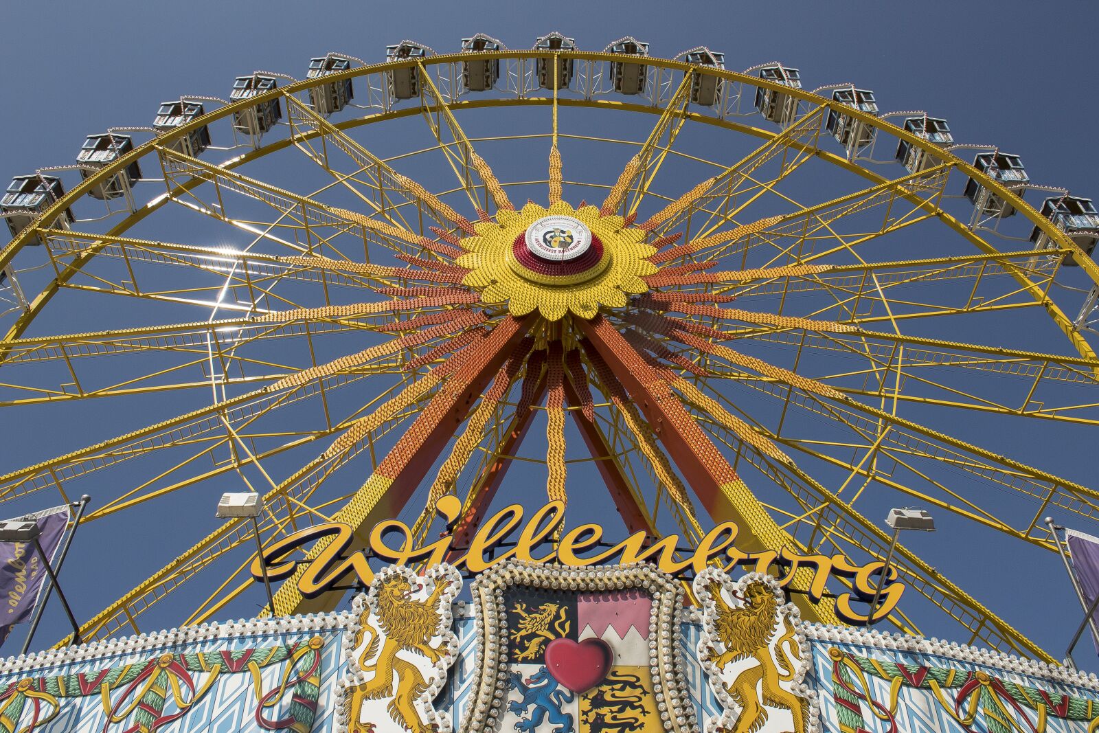 Canon EOS 1300D (EOS Rebel T6 / EOS Kiss X80) sample photo. Ferris wheel, gondolas, folk photography
