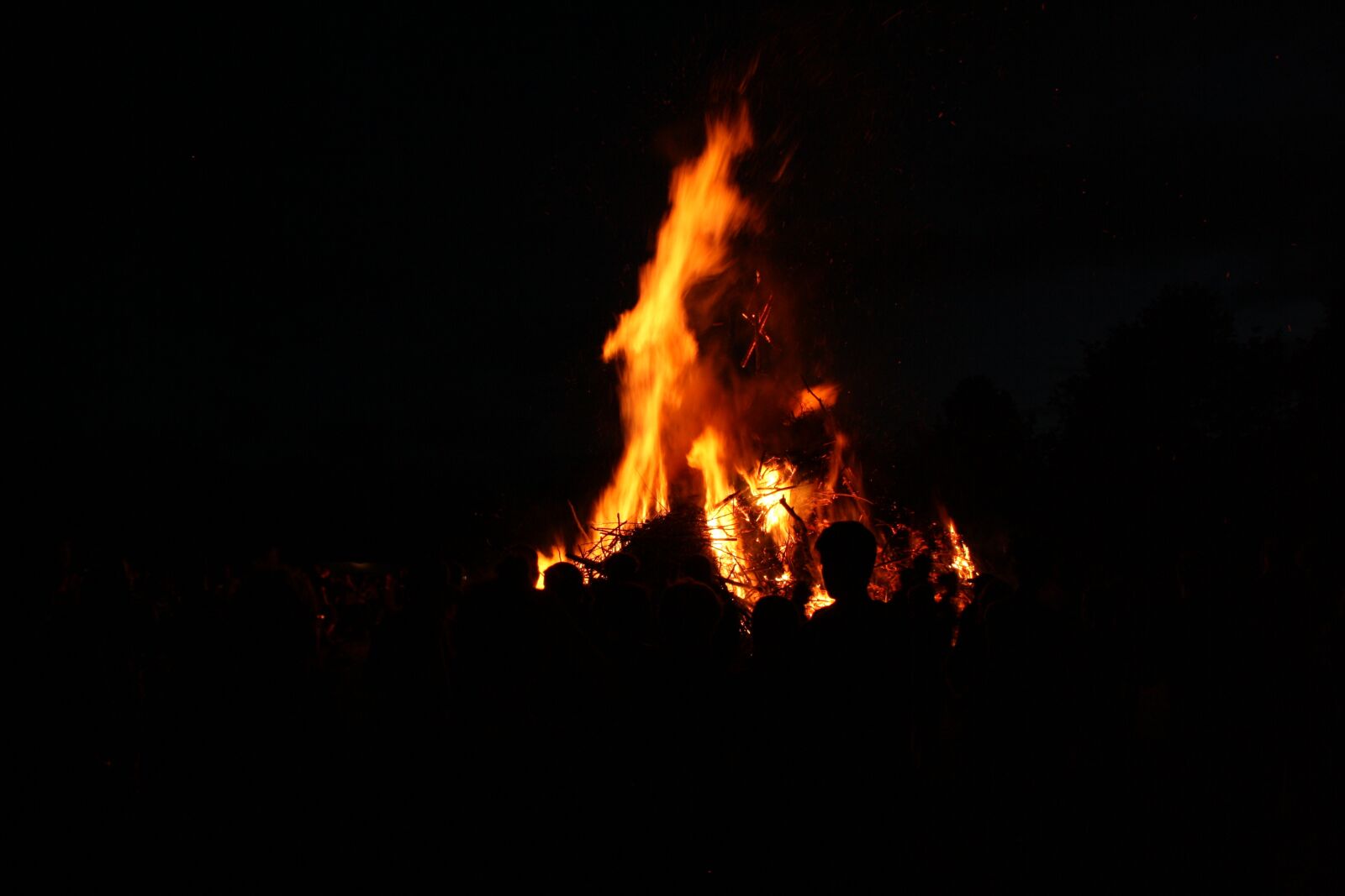 Canon EOS 1000D (EOS Digital Rebel XS / EOS Kiss F) sample photo. Midsummer night bonfire, fire photography