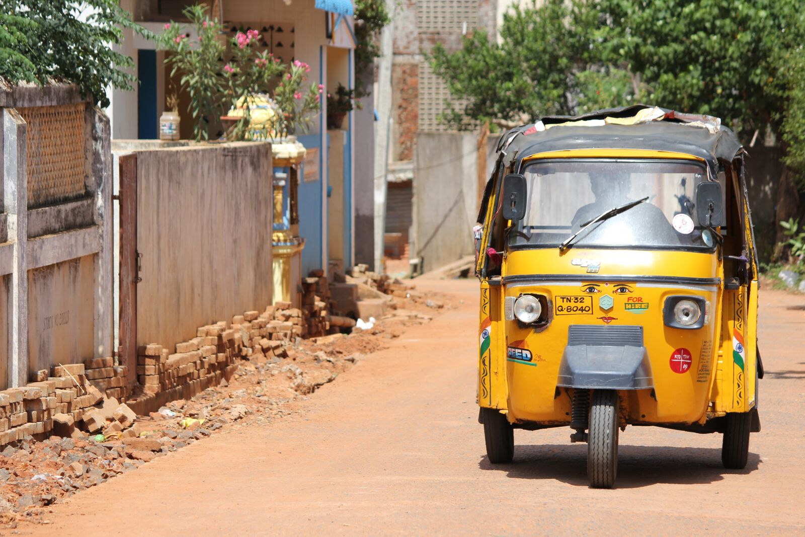 Canon EOS 550D (EOS Rebel T2i / EOS Kiss X4) sample photo. India, travel, taxi photography