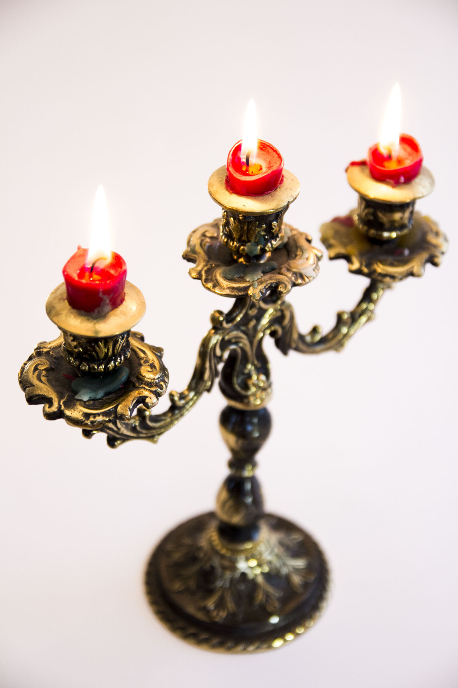 Canon EF-S 17-55mm F2.8 IS USM sample photo. Candles, decoration, metal, three photography