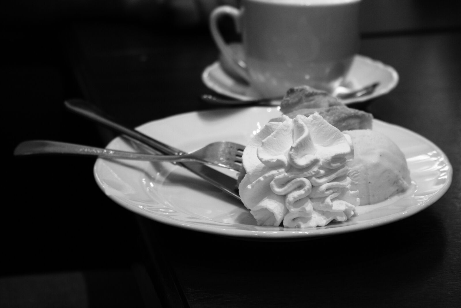 Canon EOS 1000D (EOS Digital Rebel XS / EOS Kiss F) sample photo. Black, white, cream, cup photography