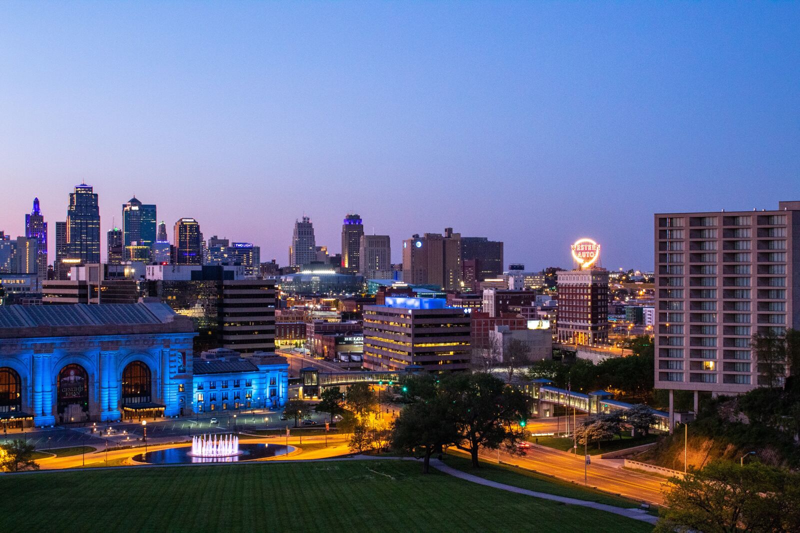 Canon EOS 1300D (EOS Rebel T6 / EOS Kiss X80) sample photo. Kansas city, skyline, dusk photography