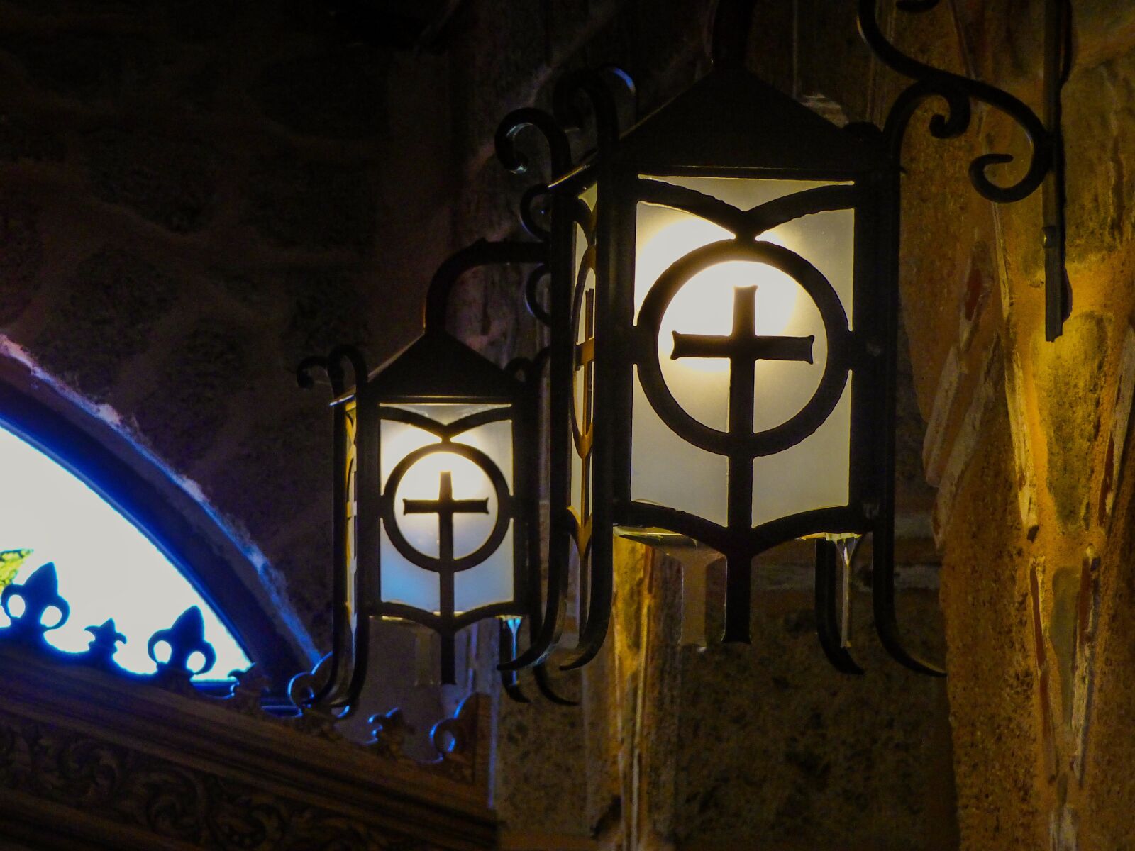 Panasonic DMC-FZ72 sample photo. Lamp, light, church photography