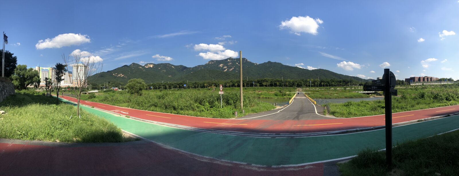 iPhone X back camera 4mm f/1.8 sample photo. Jungnangcheon, river, panorama photography