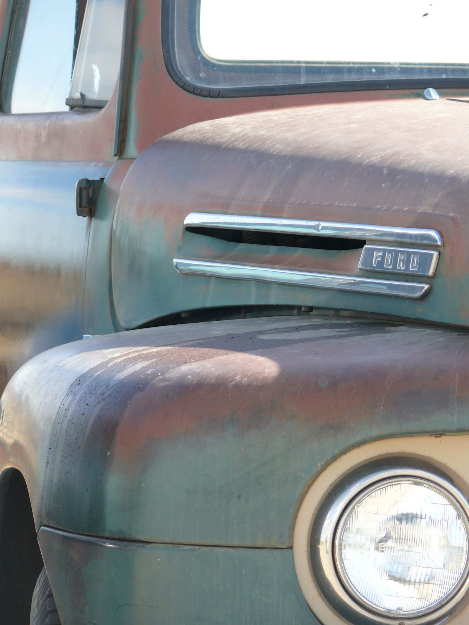 Panasonic DMC-FZ50 sample photo. Old car, headlight, classic photography
