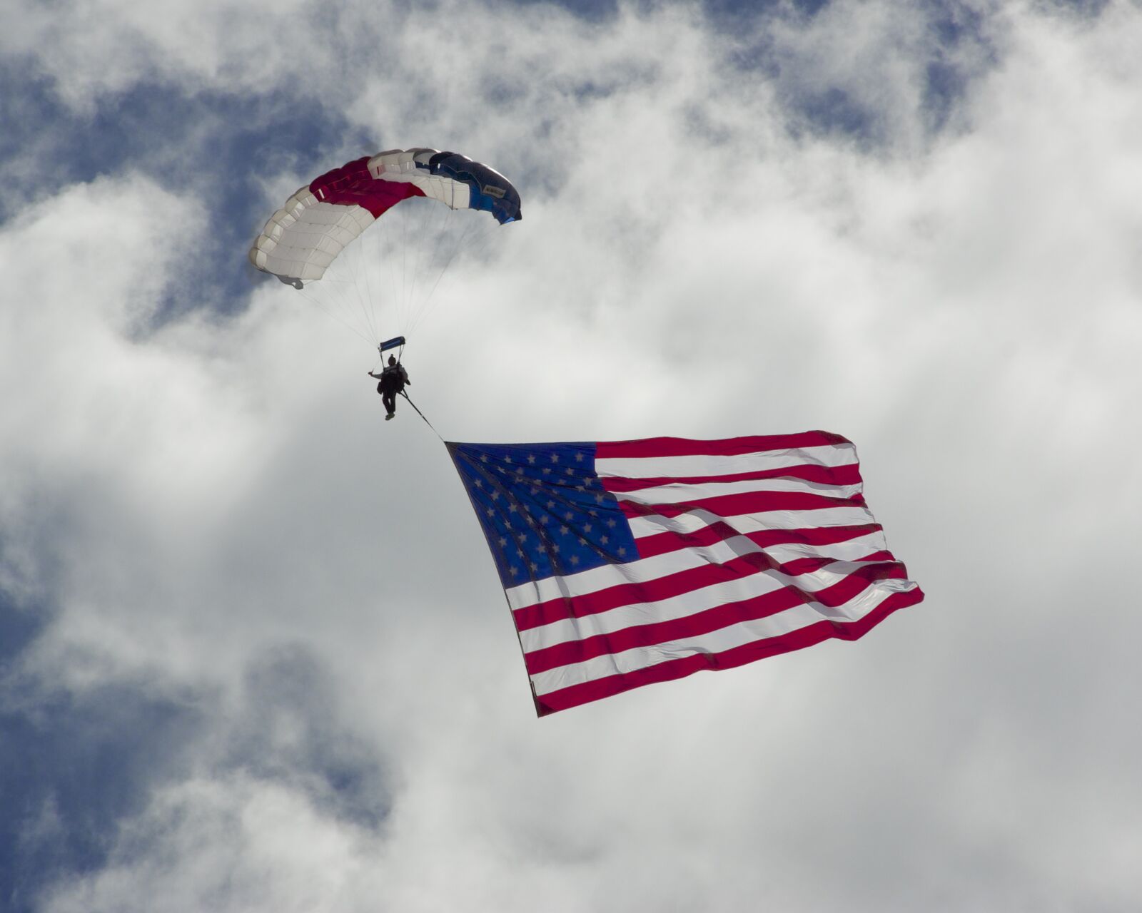 Sony DT 18-135mm F3.5-5.6 SAM sample photo. Flag, skydiver, american photography