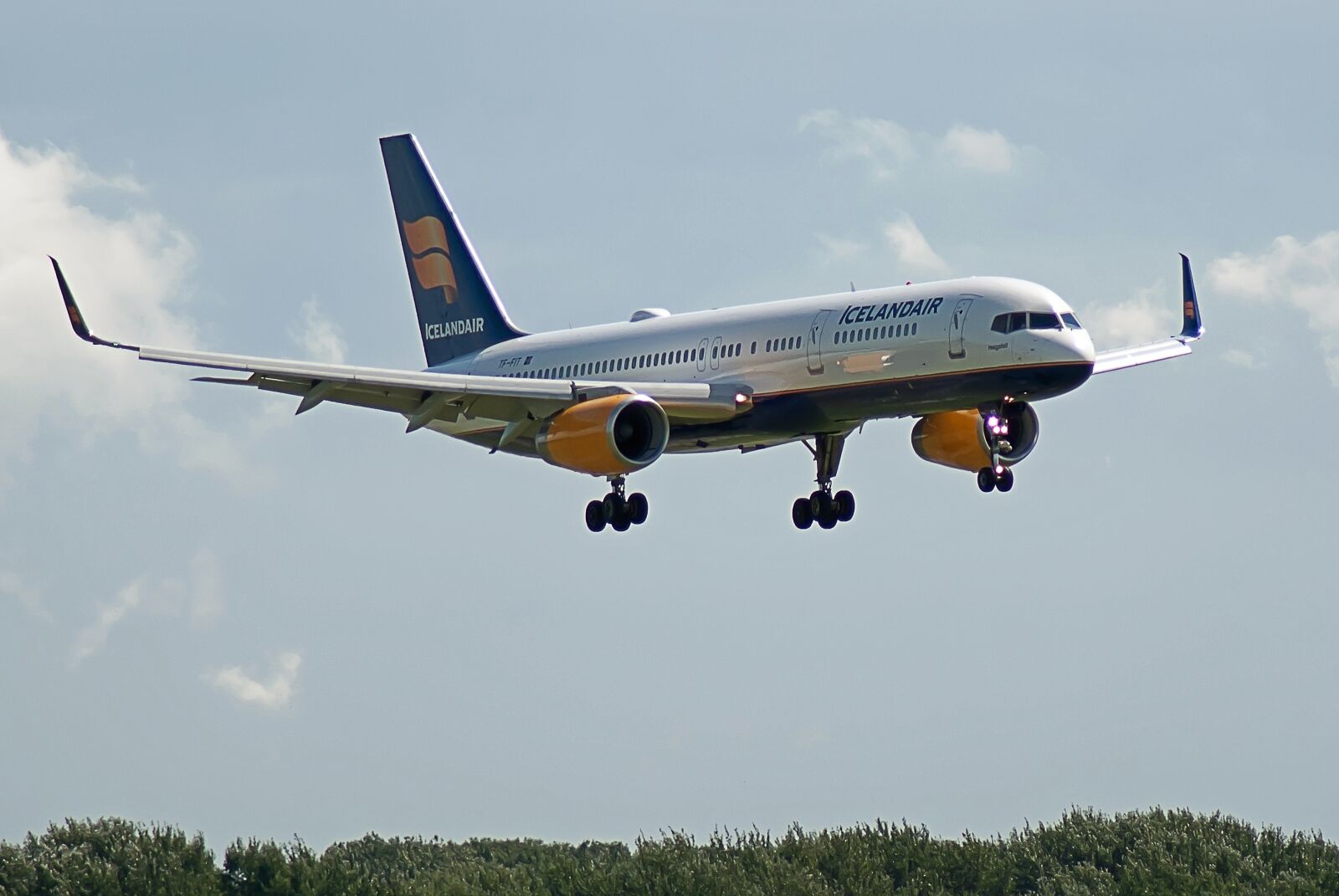Nikon D3000 sample photo. Icelandair, plane, aircraft photography