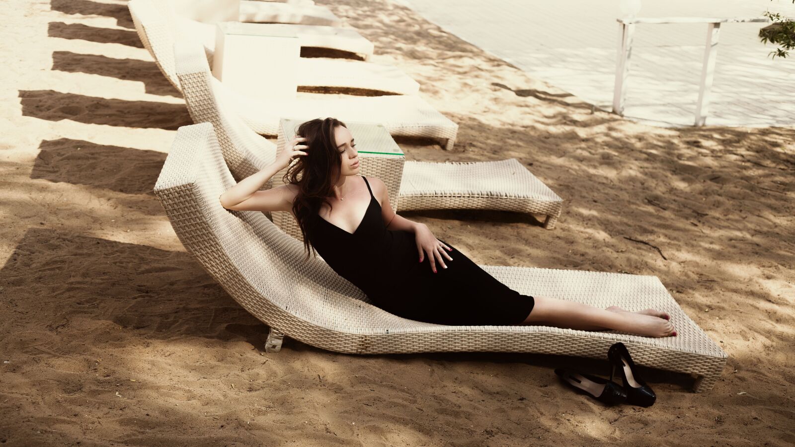 Canon EOS 5D Mark III sample photo. Beach, black dress, fashion photography