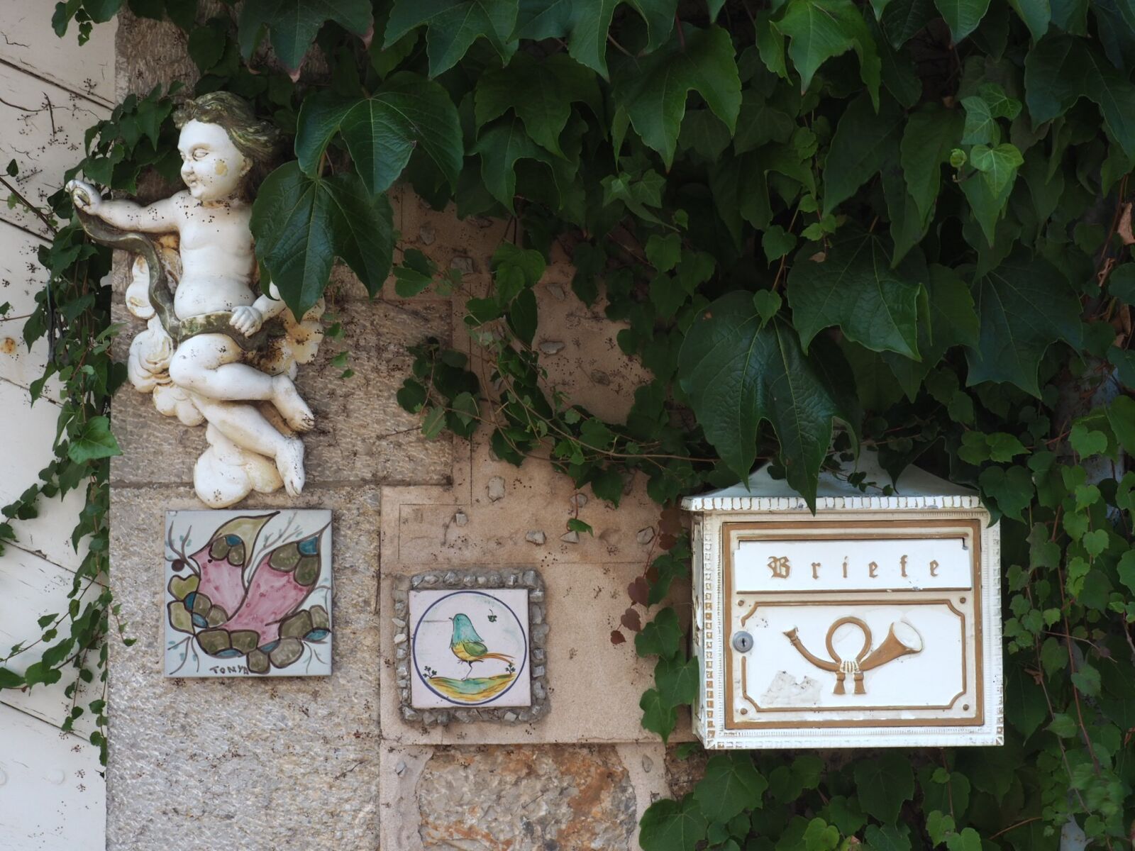 Olympus OM-D E-M5 II sample photo. Art, mailbox, figure photography