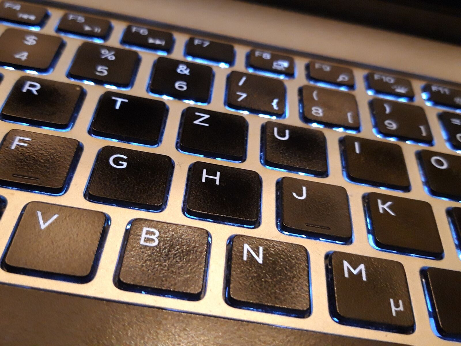 Samsung Galaxy A6 sample photo. Computer, keyboard, office photography