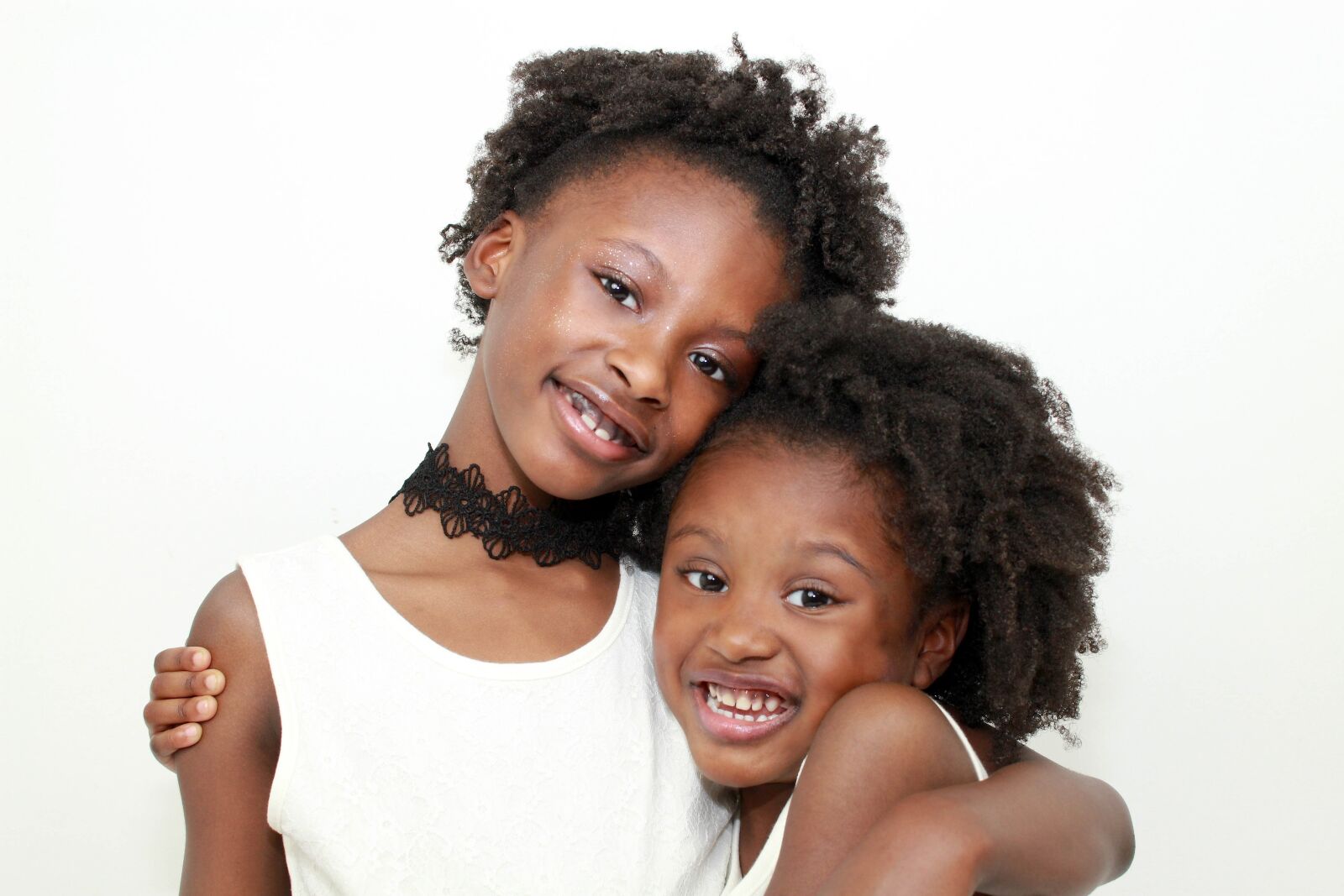 Canon EOS 550D (EOS Rebel T2i / EOS Kiss X4) sample photo. Sisters, black hair, hair photography