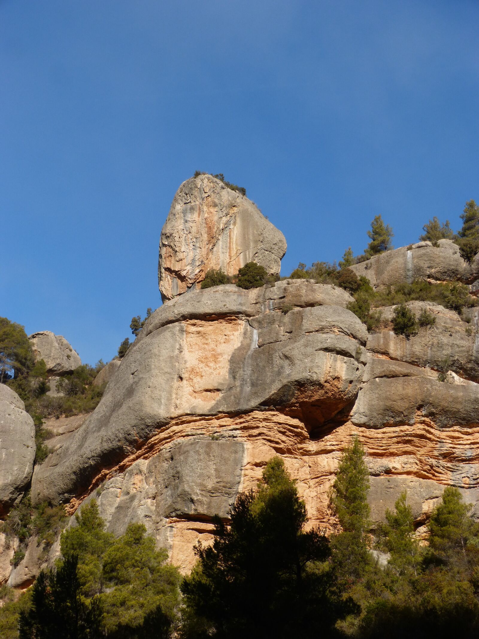 Panasonic DMC-FZ62 sample photo. Rocks, montsant, limestone photography