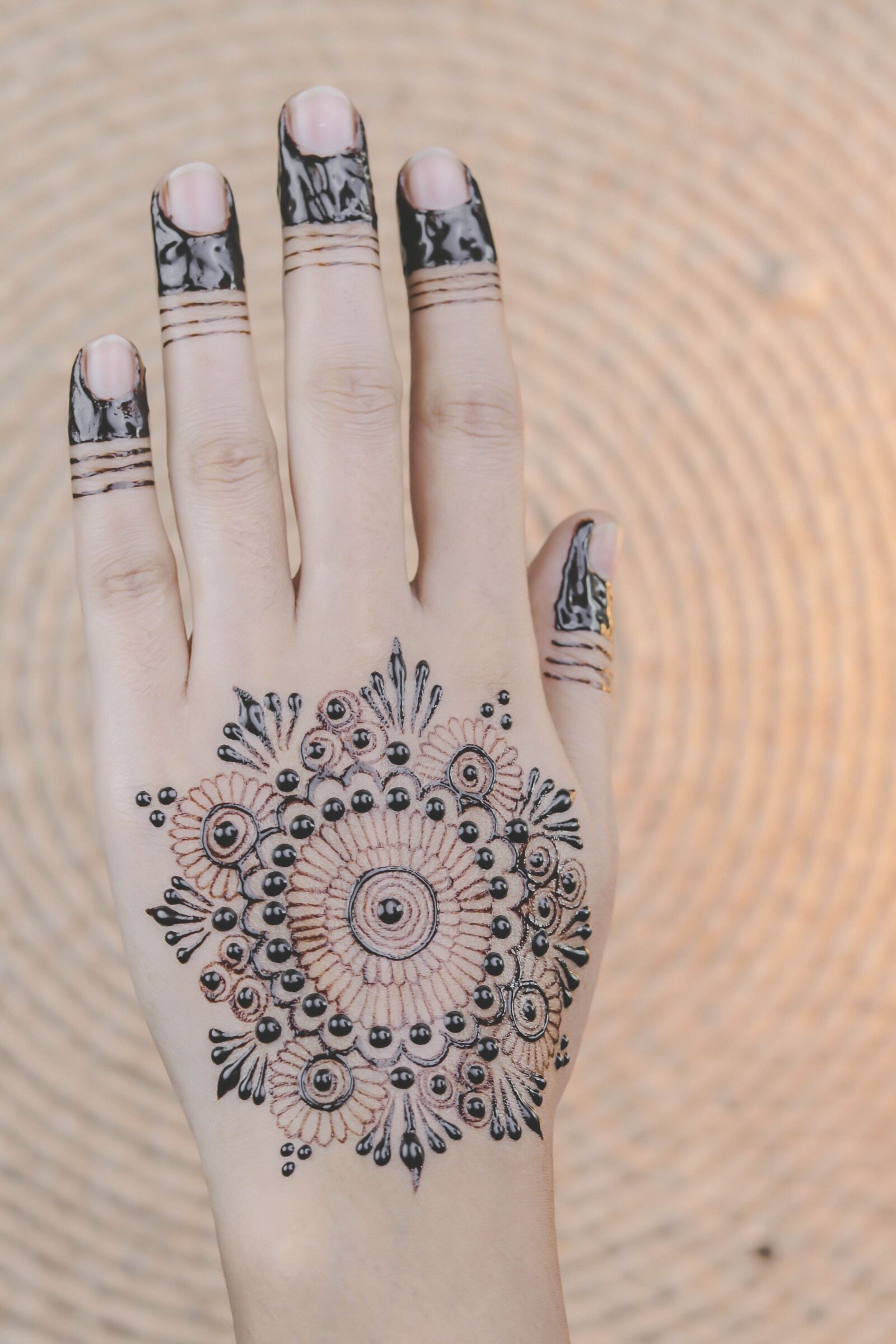 Canon EOS 80D + Canon EF 50mm F1.8 STM sample photo. Henna, hands, mehendi photography