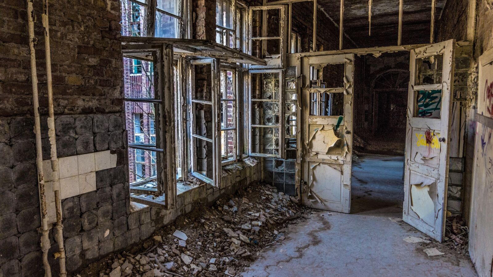 Sony Alpha a5000 (ILCE 5000) sample photo. House, window, abandoned photography