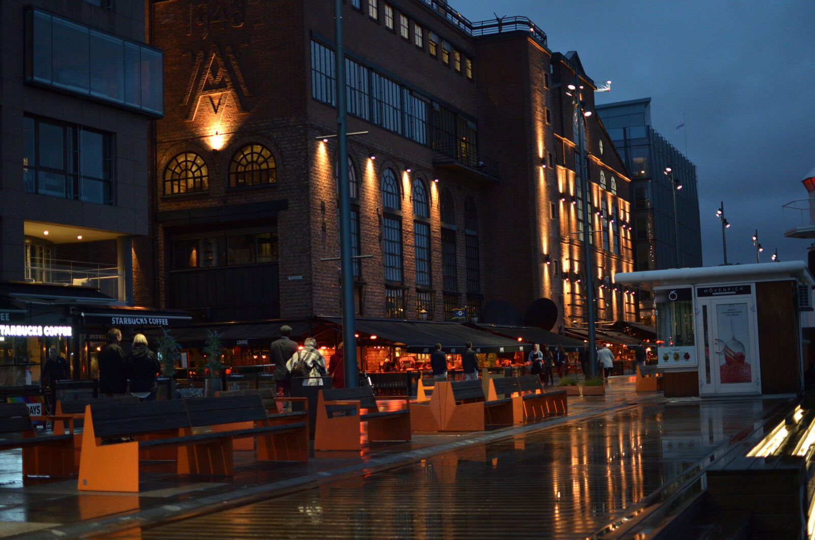 Nikon AF-S DX Nikkor 35mm F1.8G sample photo. Akerbrygge, night, oslo, wharf photography