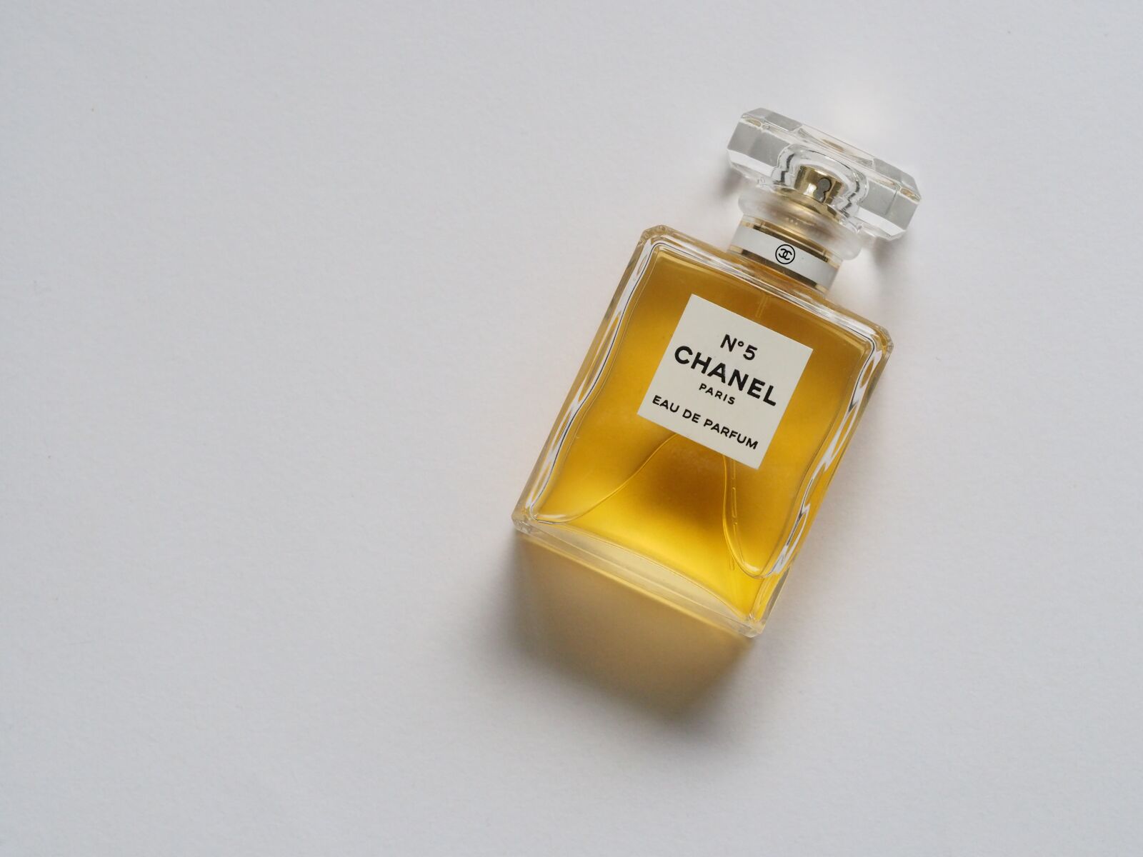 Olympus M.Zuiko Digital ED 60mm F2.8 Macro sample photo. Perfume, scent, bottle photography