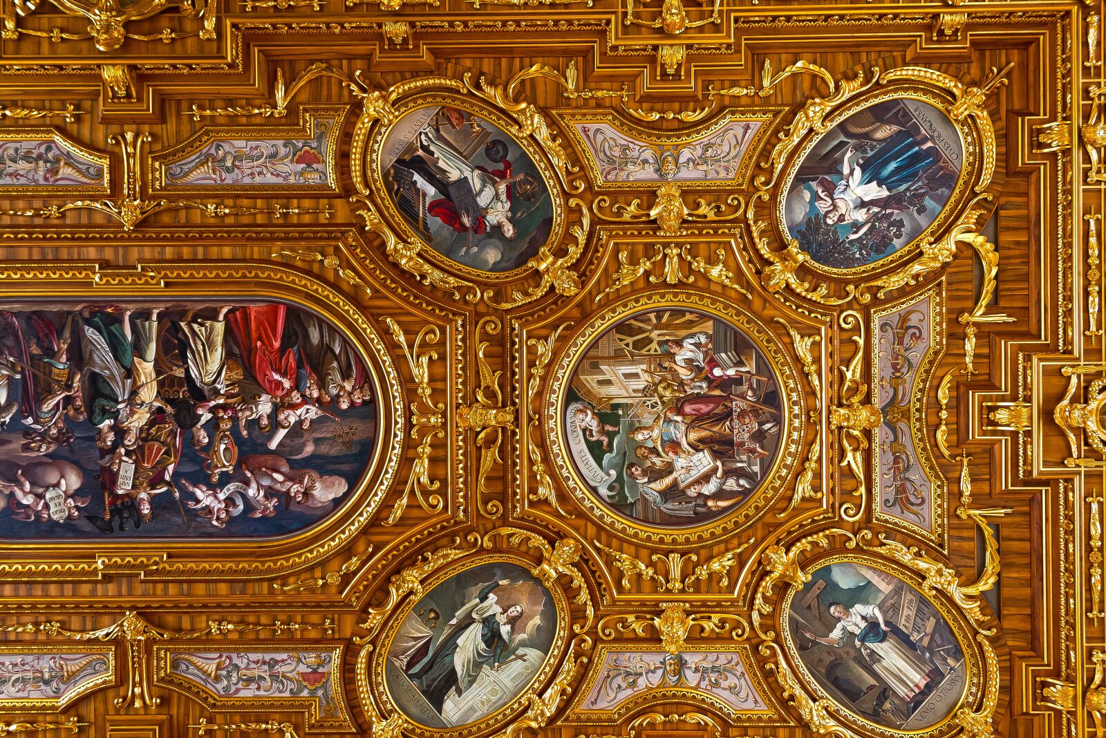 Canon EOS 1300D (EOS Rebel T6 / EOS Kiss X80) sample photo. Coffered ceiling, golden hall photography