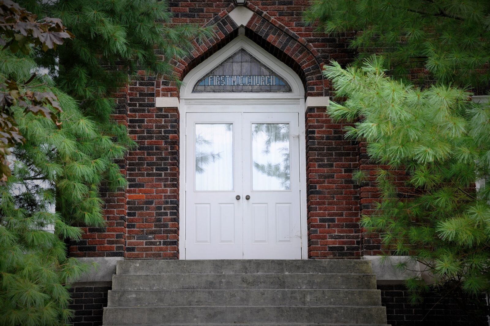 Nikon D90 sample photo. Church, doors, brick photography