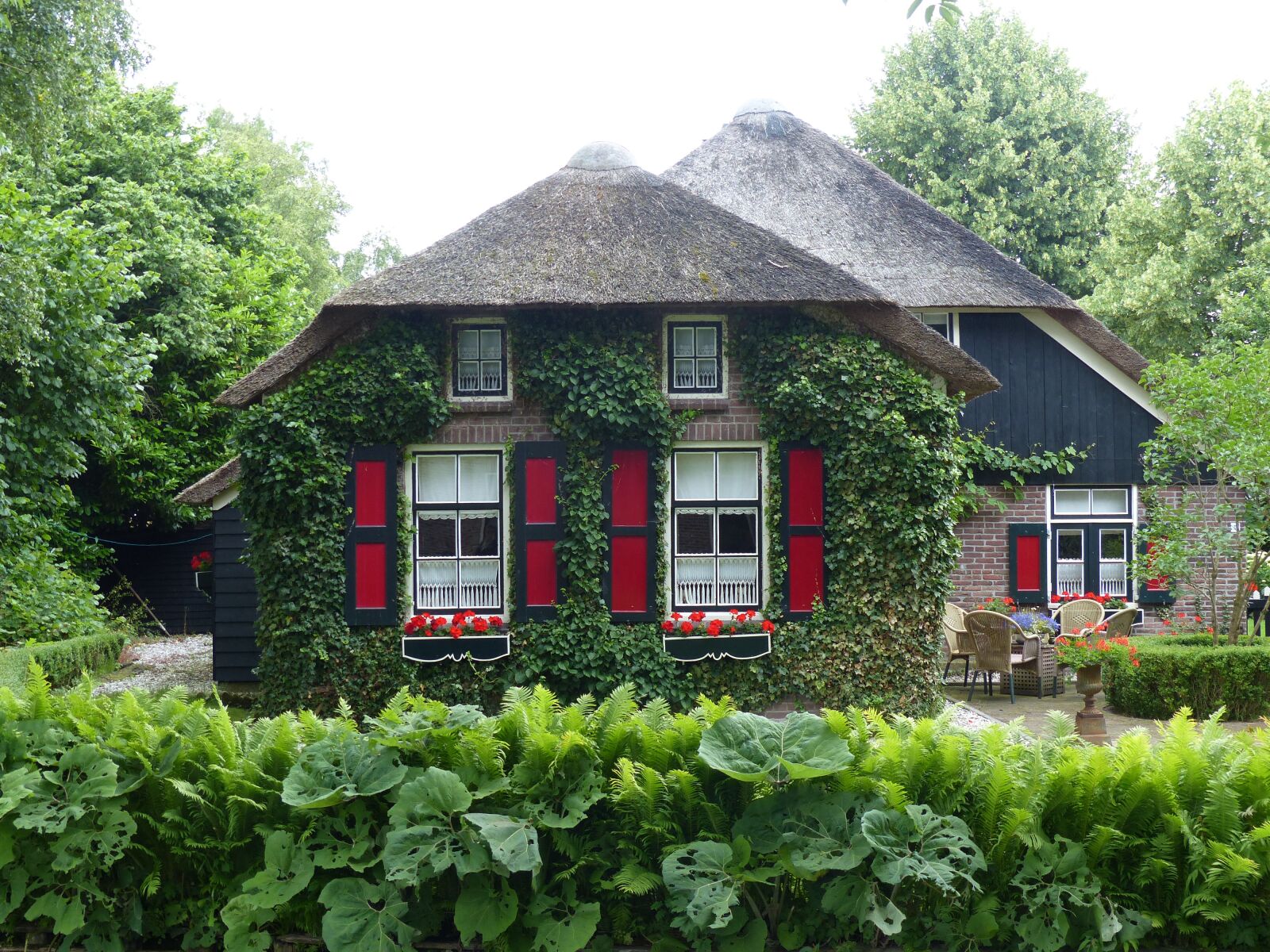 Panasonic Lumix DMC-FZ200 sample photo. Idyllic thatched cottage, giethoorn photography