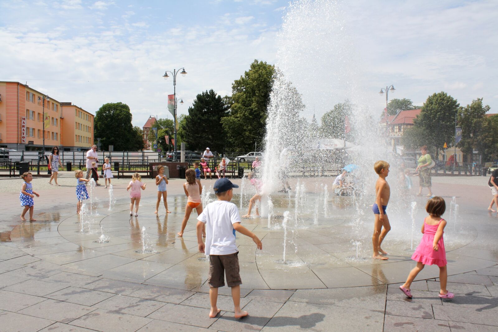 Canon EOS 1000D (EOS Digital Rebel XS / EOS Kiss F) sample photo. Kids, fountain, summer photography
