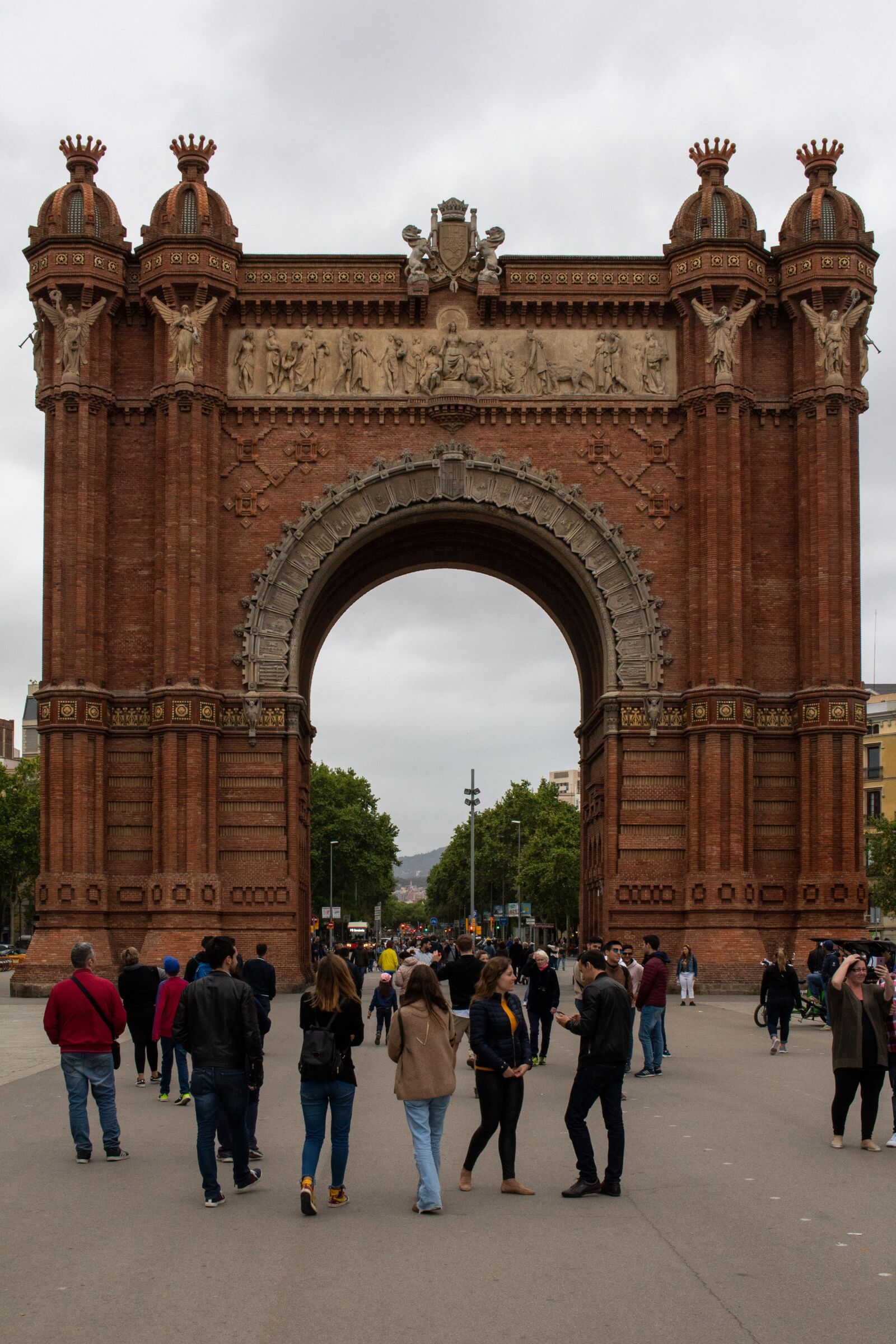 Canon EOS 1300D (EOS Rebel T6 / EOS Kiss X80) + Canon EF-S 24mm F2.8 STM sample photo. Spain, barcelona, the arc photography