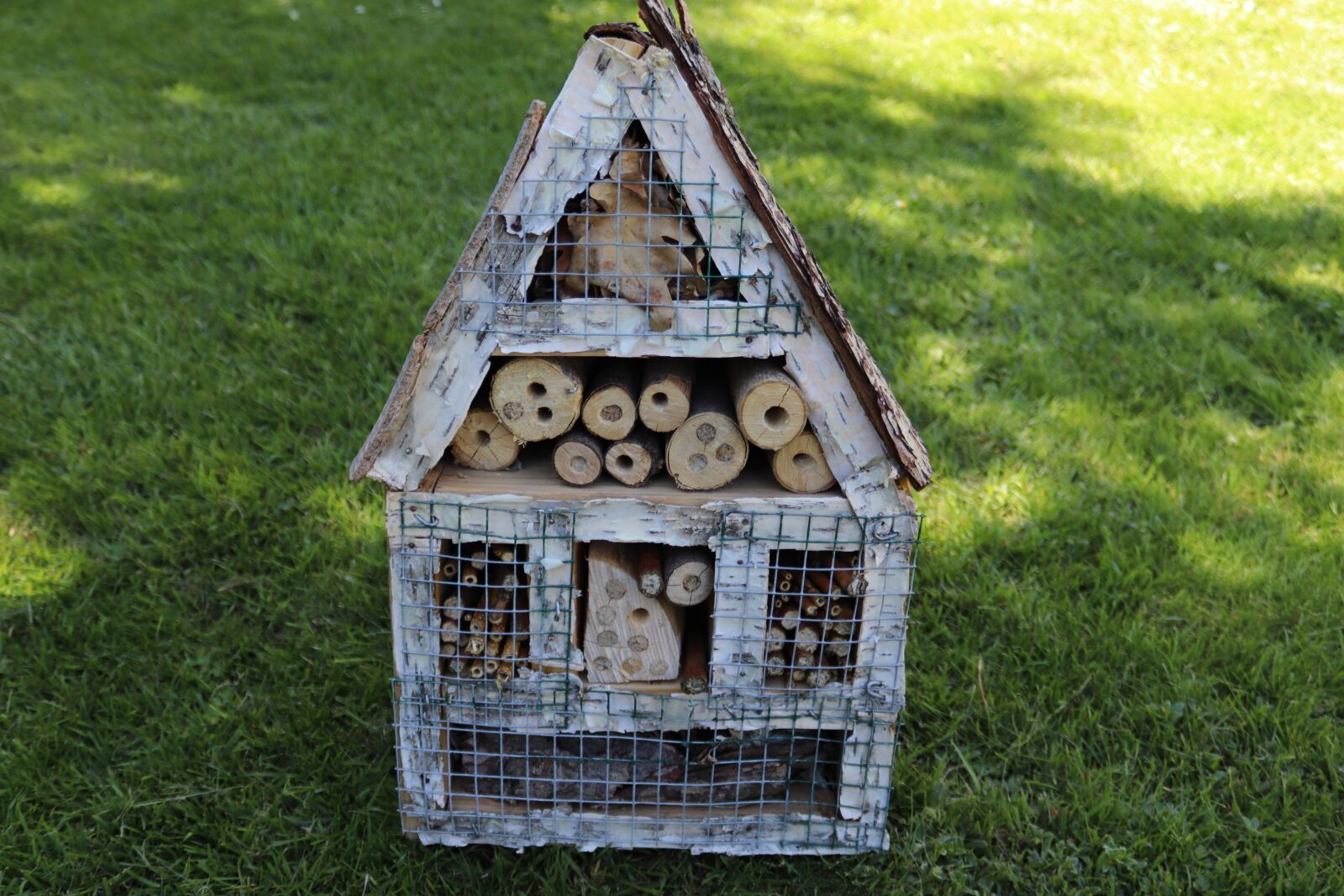 Canon EOS 200D (EOS Rebel SL2 / EOS Kiss X9) sample photo. Insect, bees, insect hotel photography