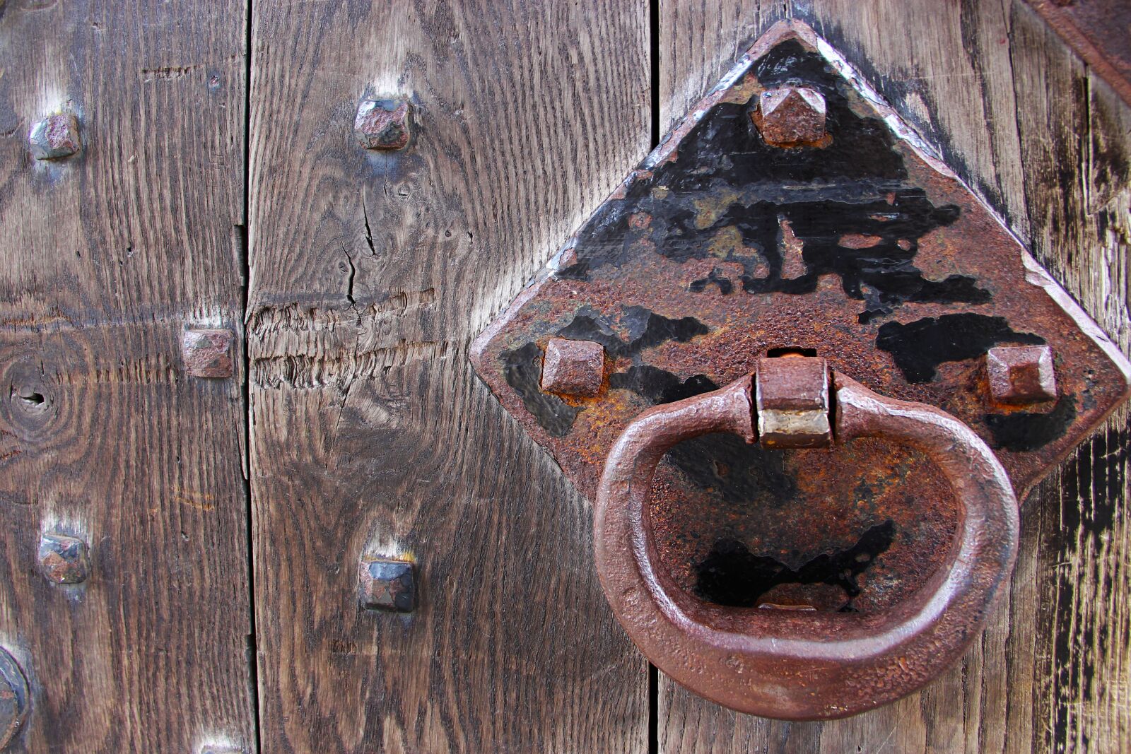 Canon EF-S 18-135mm F3.5-5.6 IS sample photo. Door, knocker, metal photography
