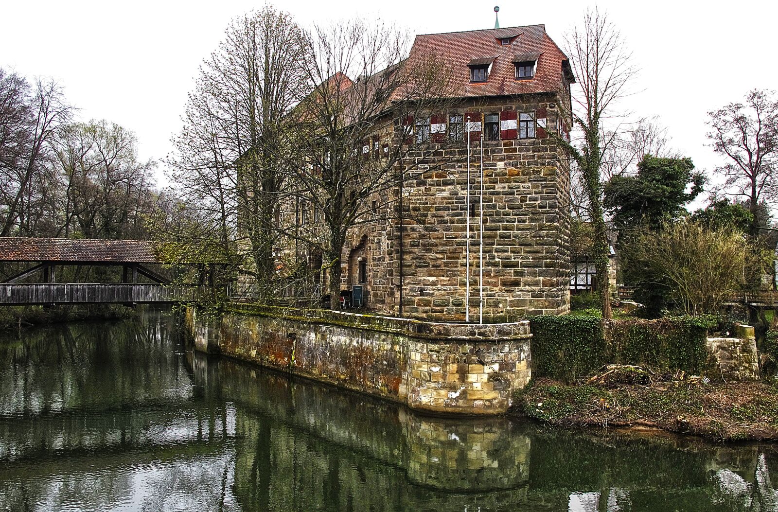 Canon PowerShot G12 sample photo. Moated castle, water, historic photography