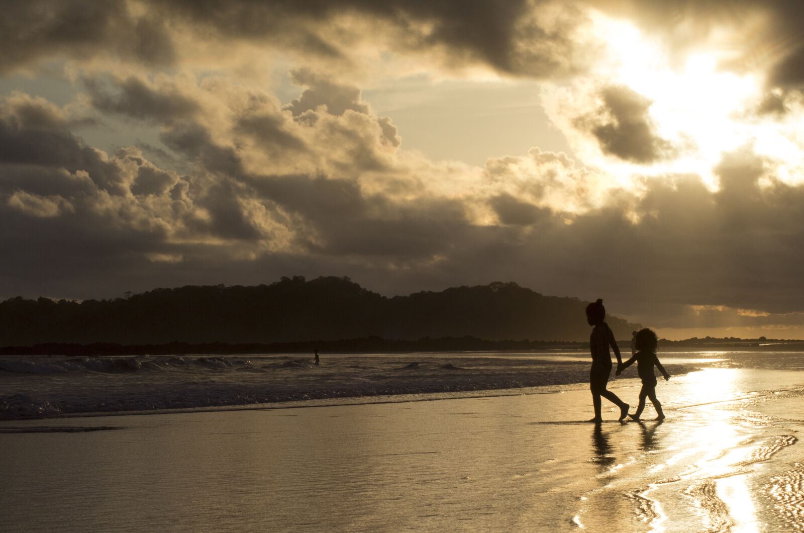 Canon EOS 600D (Rebel EOS T3i / EOS Kiss X5) sample photo. Beach, happy, sunset photography