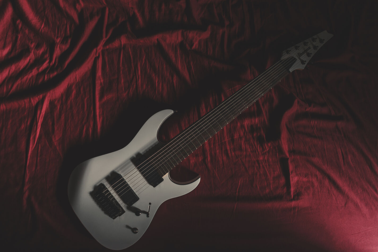 Sony a7 II + Sony FE 28mm F2 sample photo. Bed, electric, guitar, ibanez photography