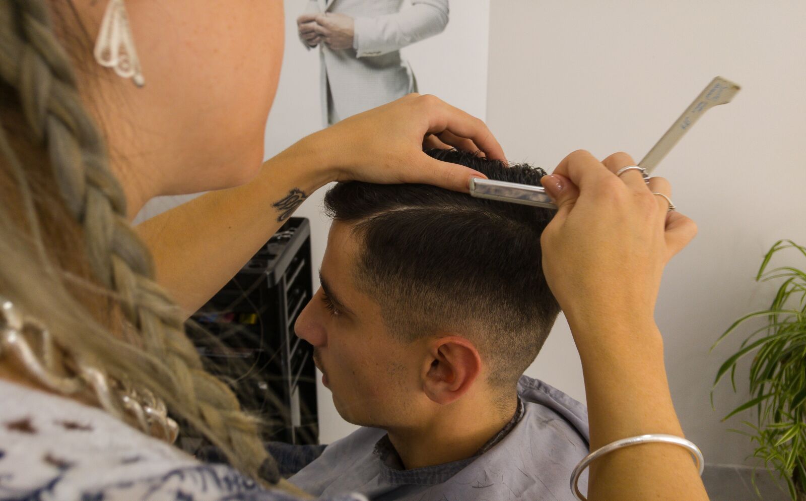 LG G4 sample photo. Hairdresser, hair cut, razor photography