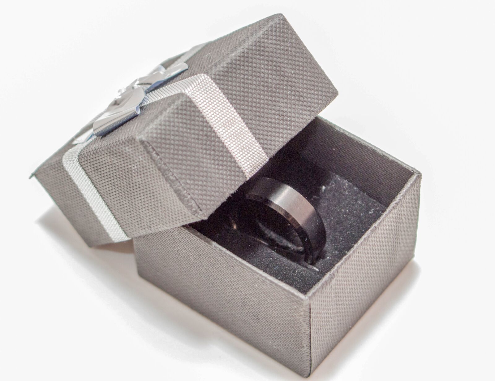 Canon EOS 700D (EOS Rebel T5i / EOS Kiss X7i) sample photo. Box, isolated, packaging photography