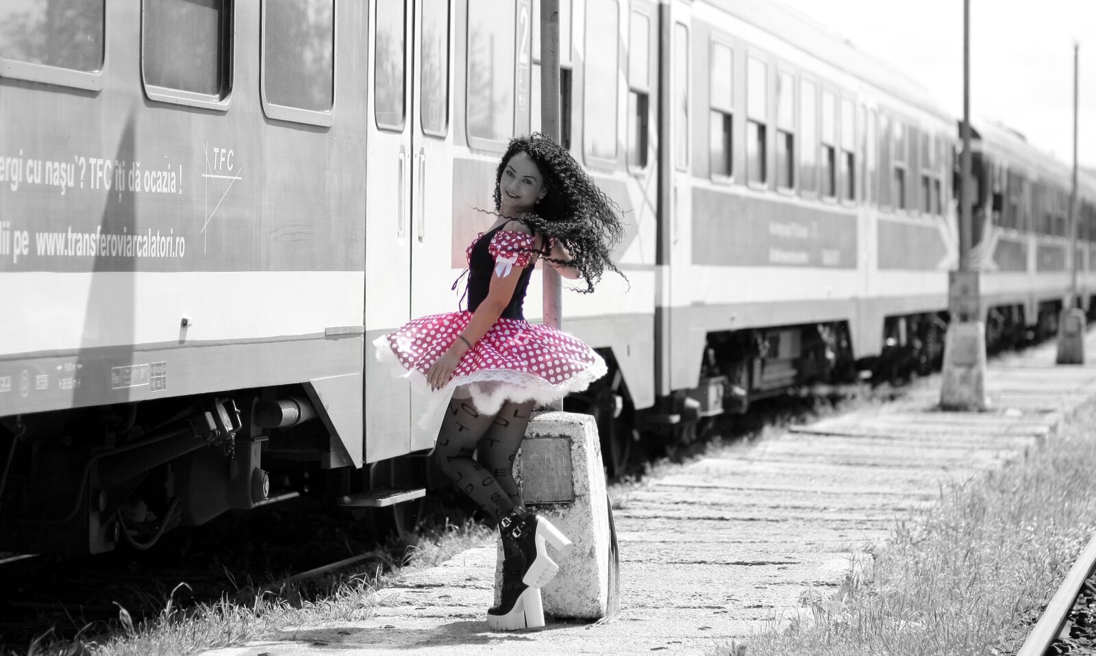 Canon EOS 450D (EOS Rebel XSi / EOS Kiss X2) sample photo. Girl, train station, calling photography