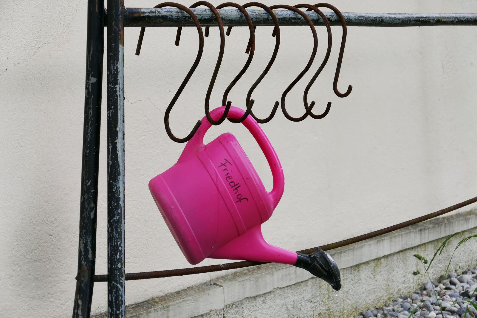 Leica V-Lux (Typ 114) sample photo. Watering can, pink, frame photography
