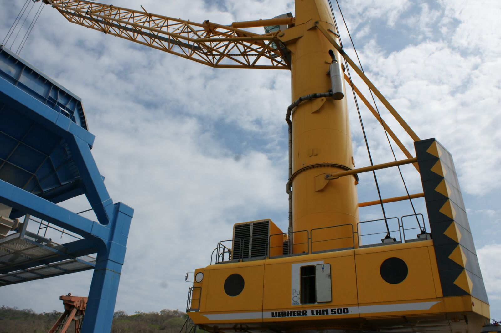 Sony Alpha DSLR-A700 sample photo. Structure, crane, port photography