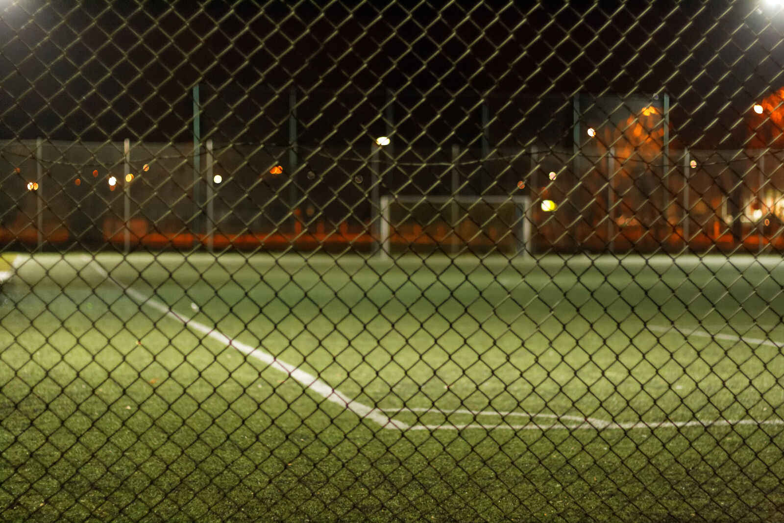 Canon EOS 400D (EOS Digital Rebel XTi / EOS Kiss Digital X) + Canon EF 50mm F1.8 II sample photo. Football, pitch, sport photography