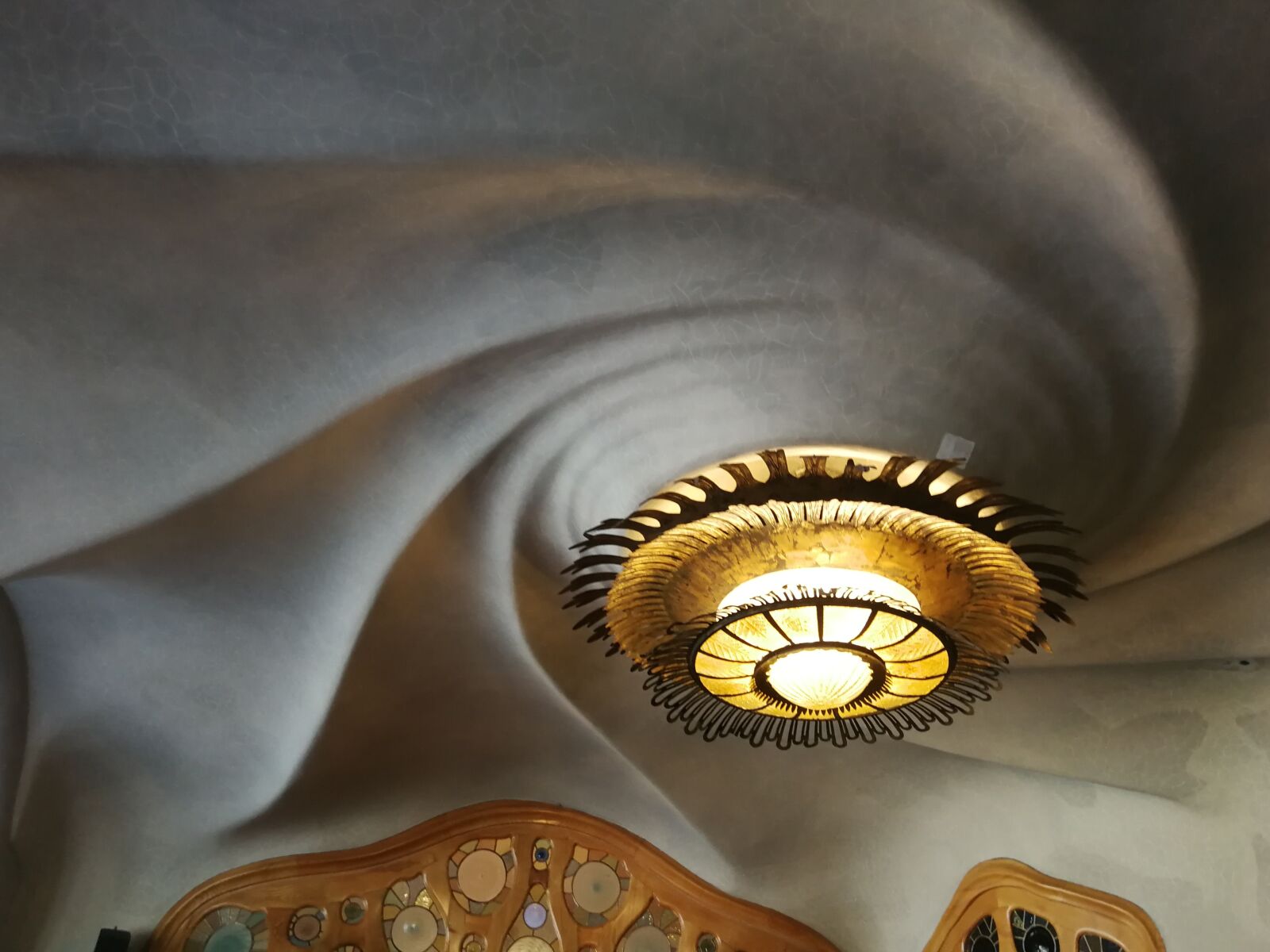 HUAWEI P10 sample photo. Building, gaudi, casa batllo photography
