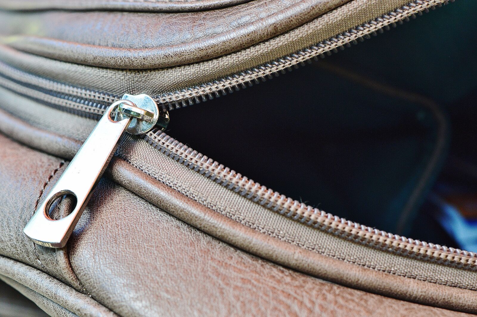 Nikon D3200 sample photo. Zip, grey, bag photography