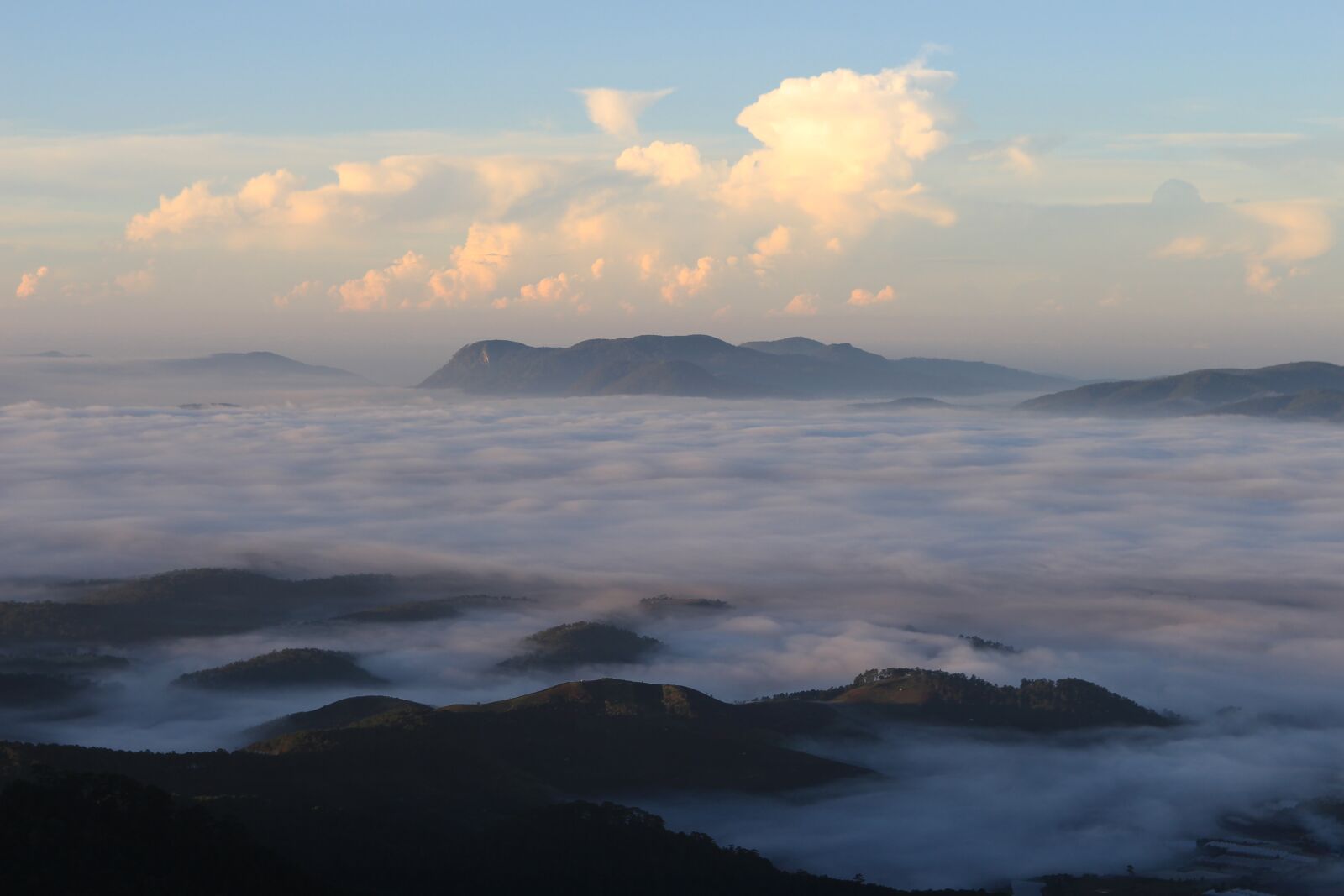 Canon EOS 700D (EOS Rebel T5i / EOS Kiss X7i) sample photo. Mountain, cloudy, sun photography