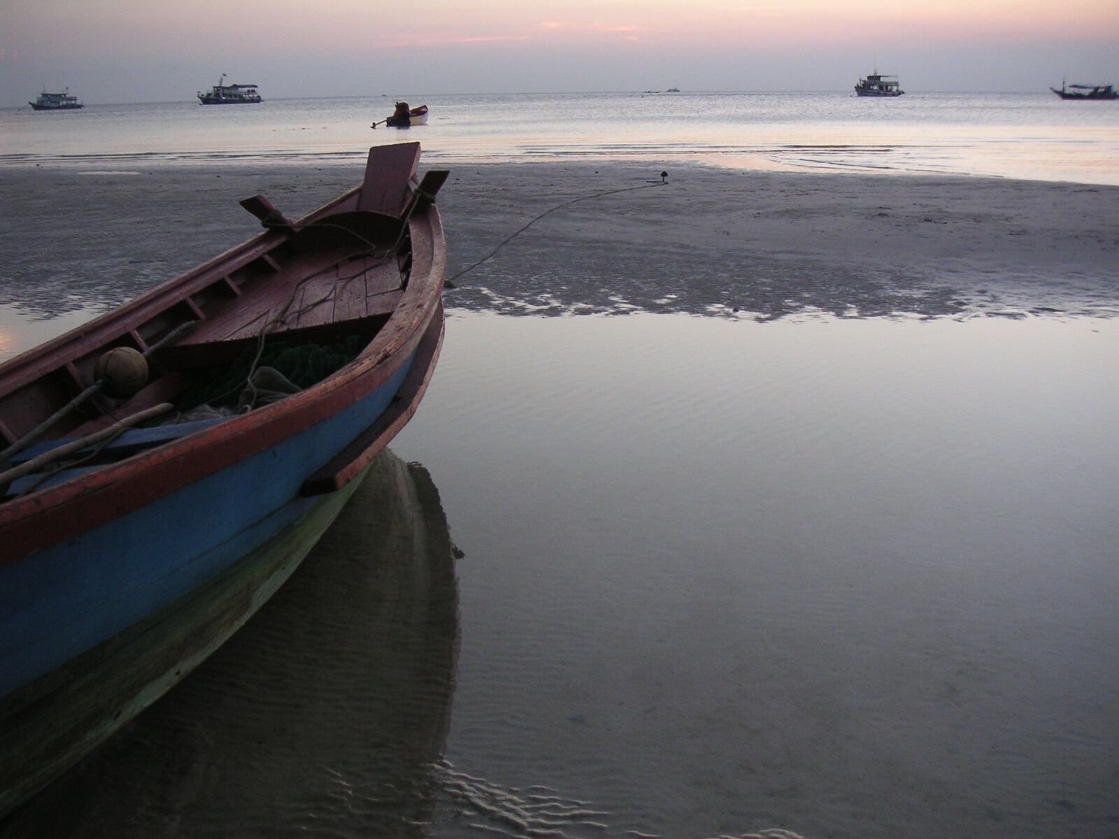 KONICA MINOLTA DiMAGE Xt sample photo. Beach, ebb, boat photography
