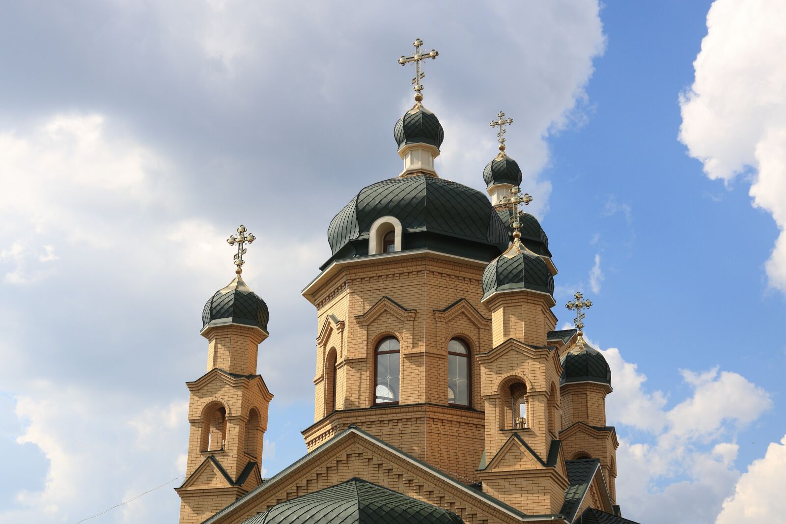 Canon EOS 750D (EOS Rebel T6i / EOS Kiss X8i) + Canon EF-S 15-85mm F3.5-5.6 IS USM sample photo. Ukraine, church, spire photography
