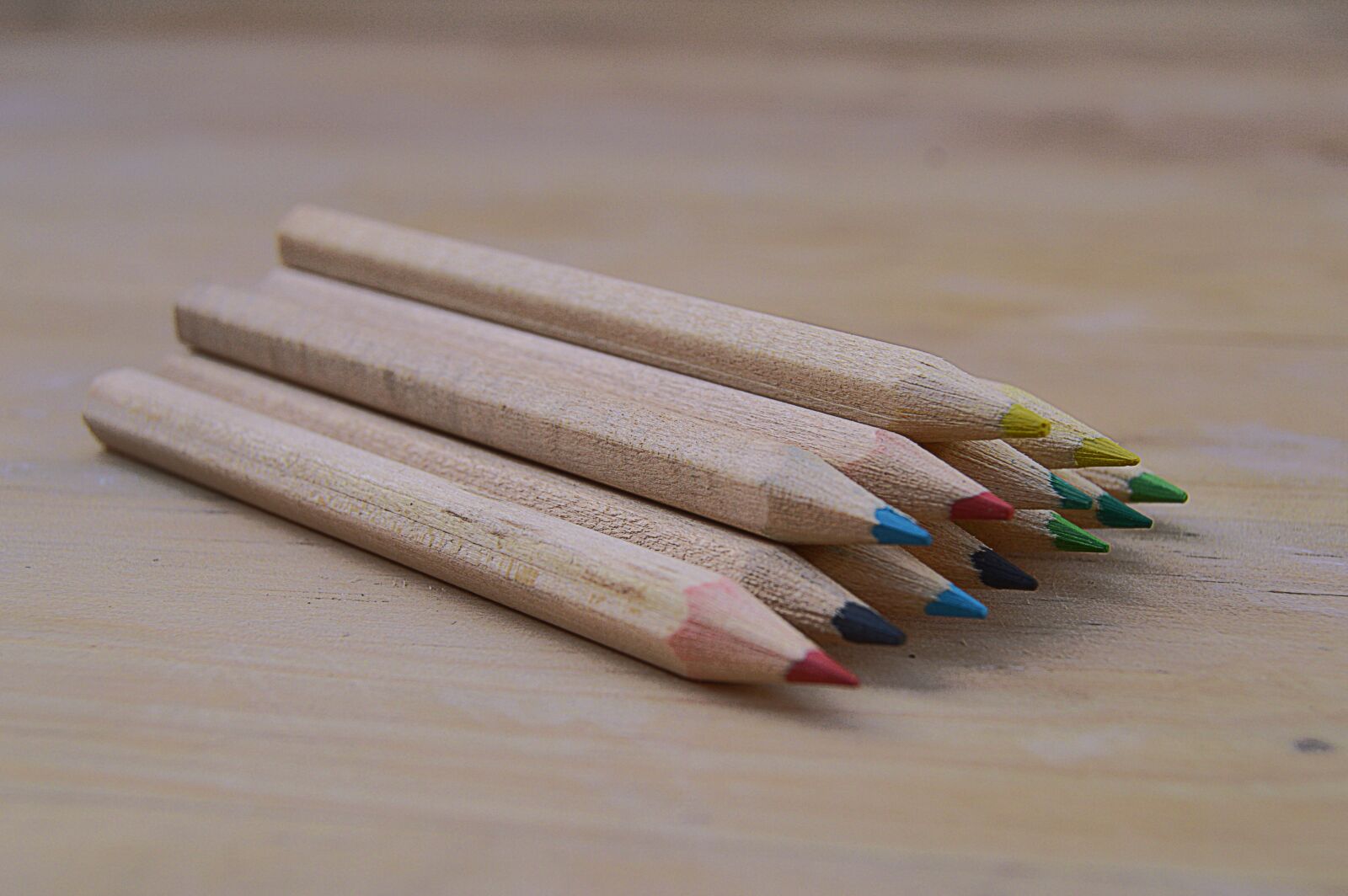 Nikon D3200 sample photo. Colored pencils, wood, school photography