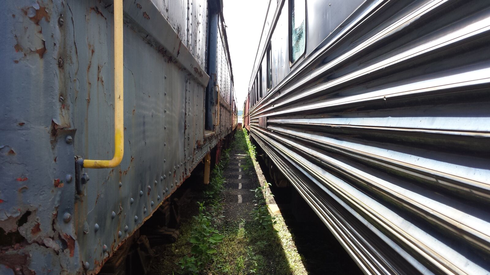 Samsung Galaxy S4 sample photo. Train, perspective, locomotive photography