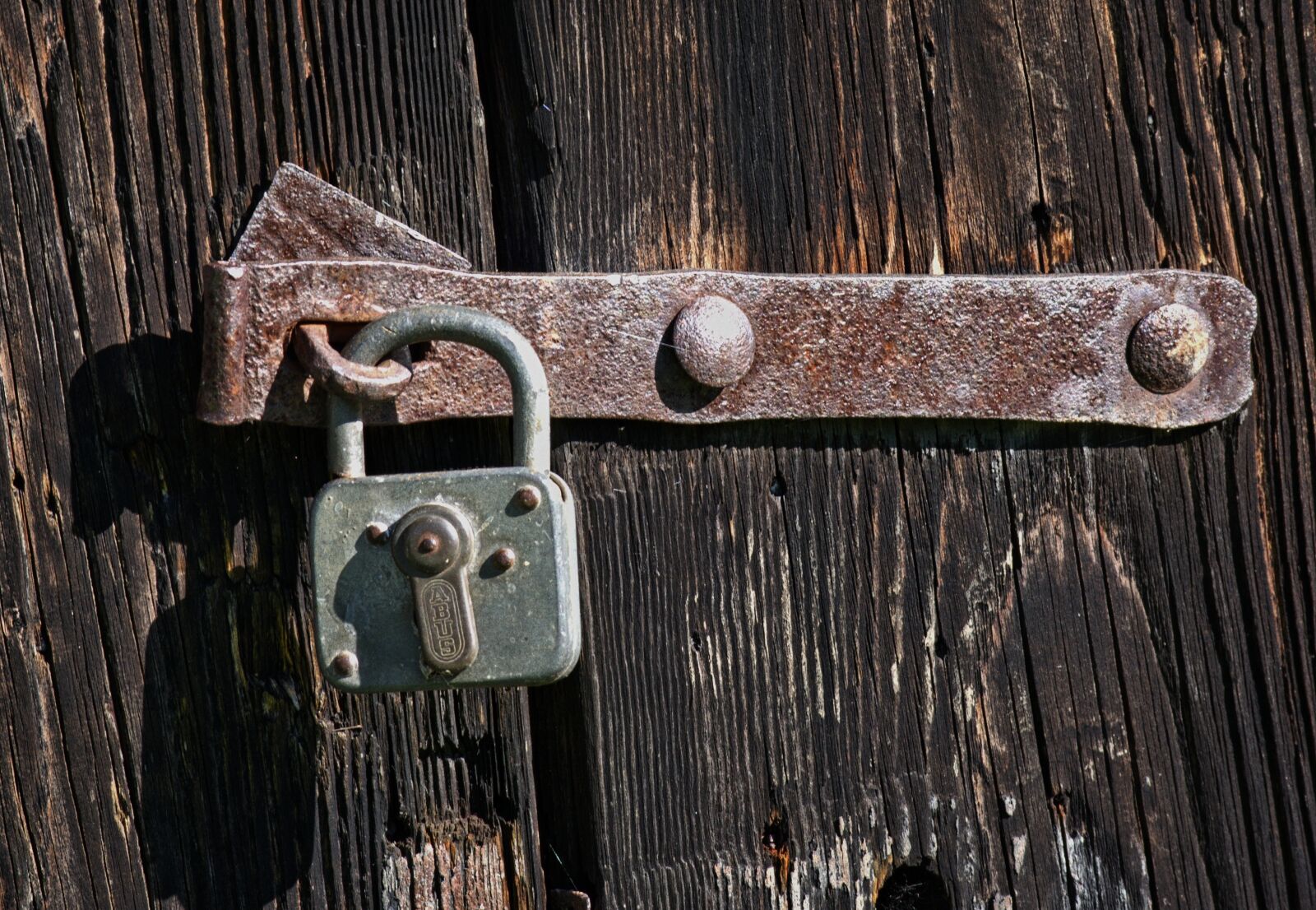 55.0-200.0mm f/4.0-f/5.6 sample photo. Security, castle, metal photography