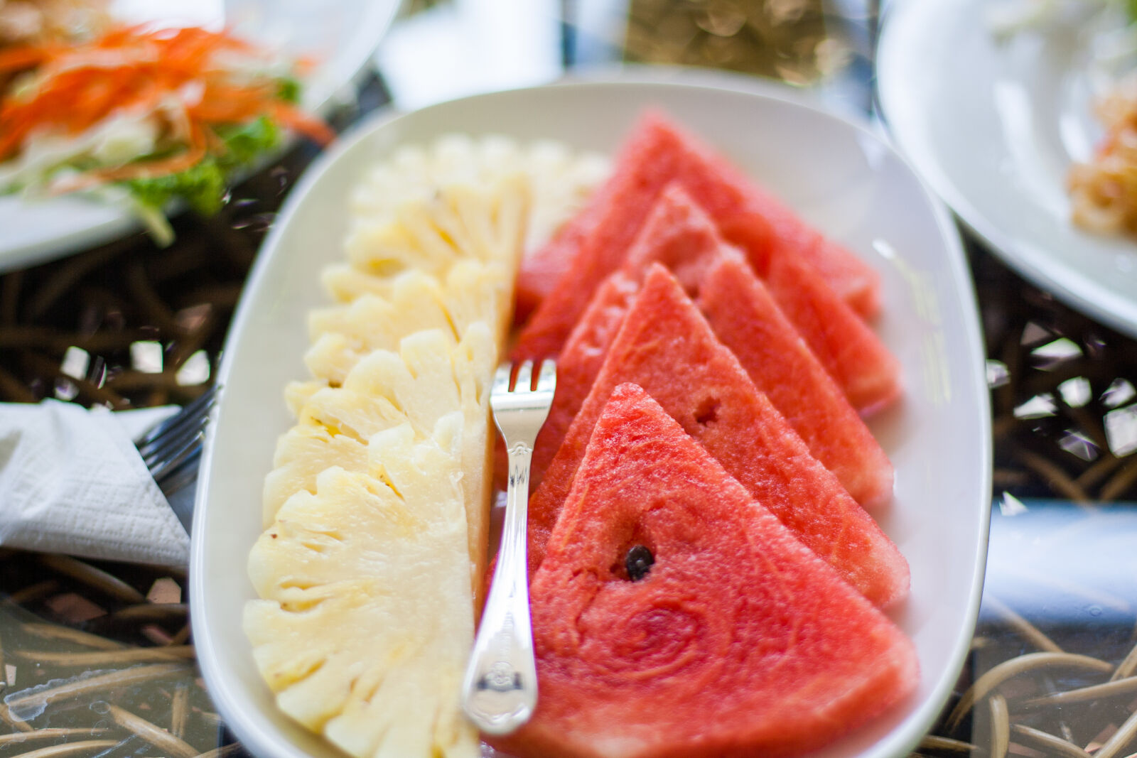 Canon EOS 1000D (EOS Digital Rebel XS / EOS Kiss F) + Canon EF 50mm F1.8 STM sample photo. Sliced, watermelon, and, pineapple photography