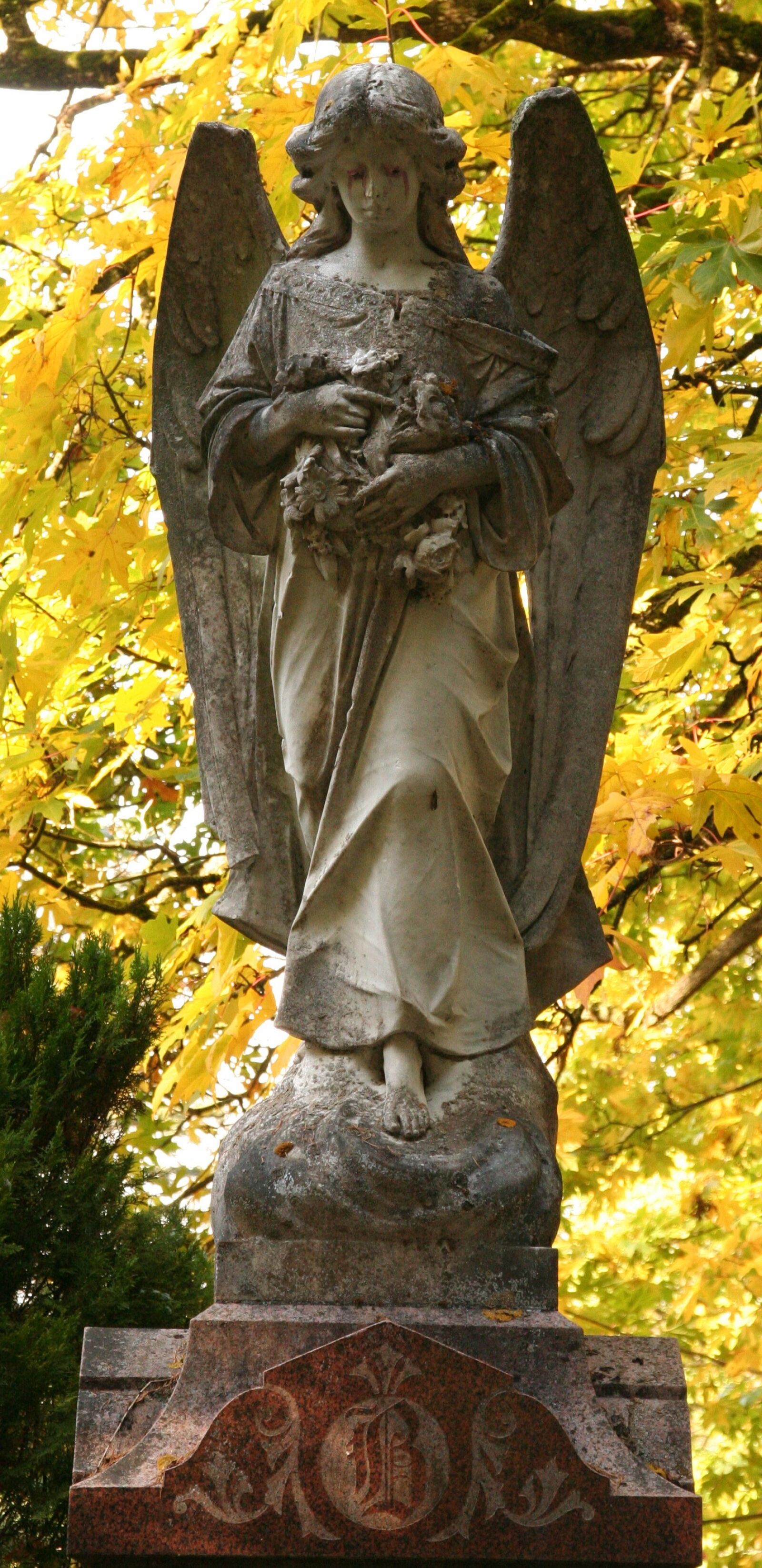 Canon EOS 350D (EOS Digital Rebel XT / EOS Kiss Digital N) sample photo. Fall leaves, cemetery, angel photography