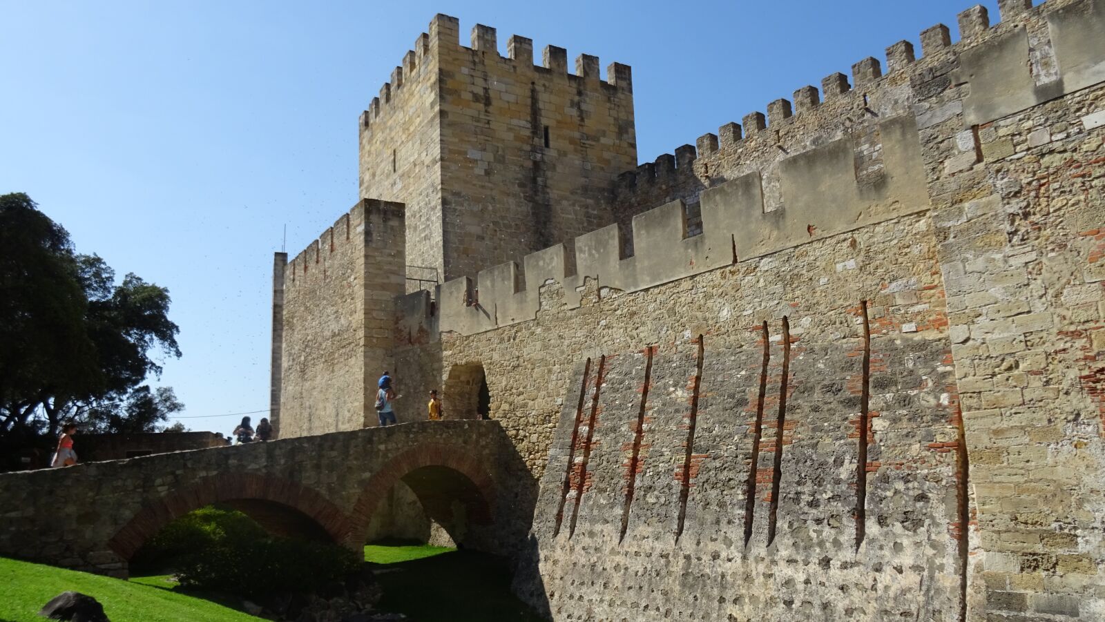 Sony DSC-HX60 sample photo. Castle, the walls, stone photography
