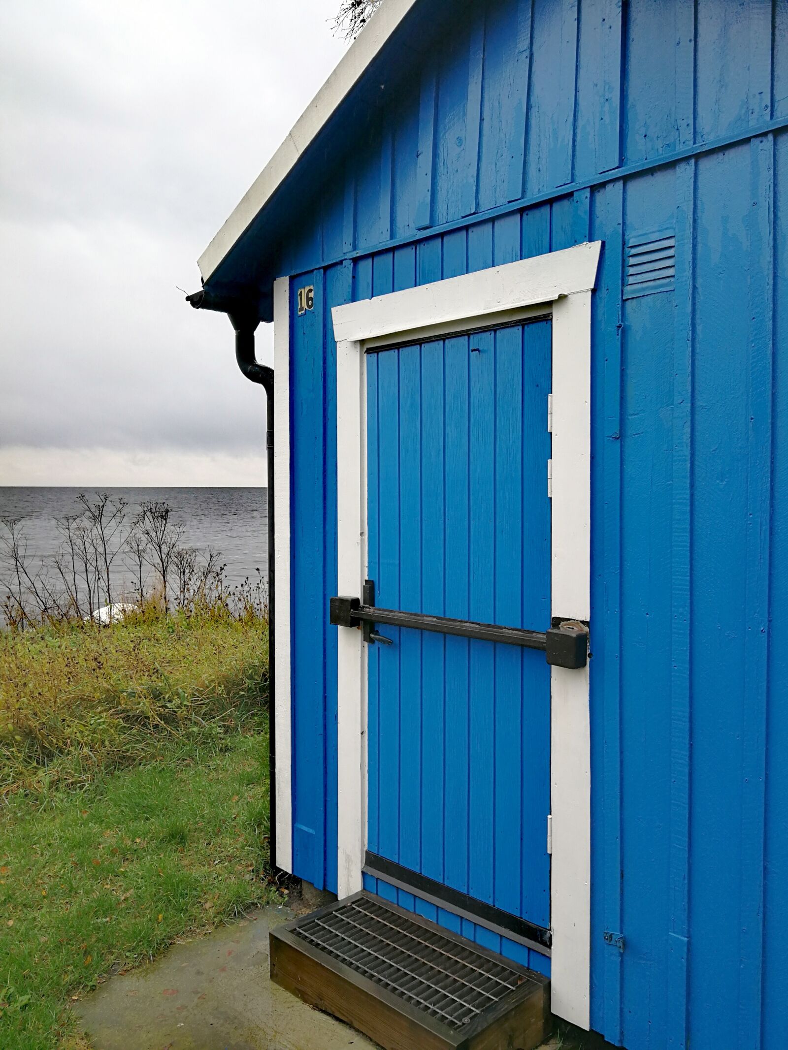 HUAWEI Mate 9 Pro sample photo. Boathouse, blue, autumn photography