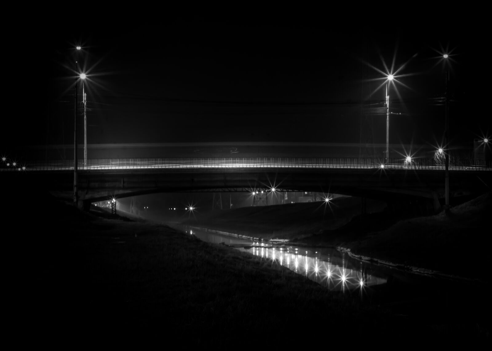 Canon EOS 550D (EOS Rebel T2i / EOS Kiss X4) + Canon EF 50mm F1.8 II sample photo. Black, and, white, bridge photography