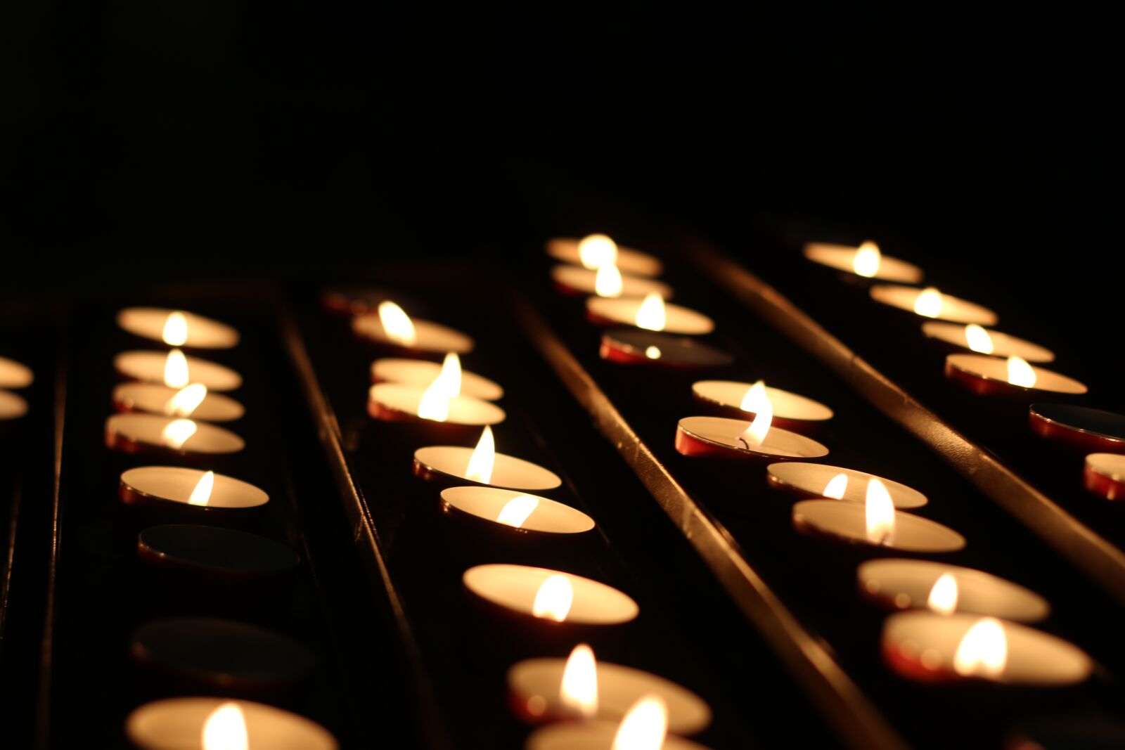 Canon EOS 70D + Canon EF 50mm F1.8 STM sample photo. Religion, catholic, candles photography